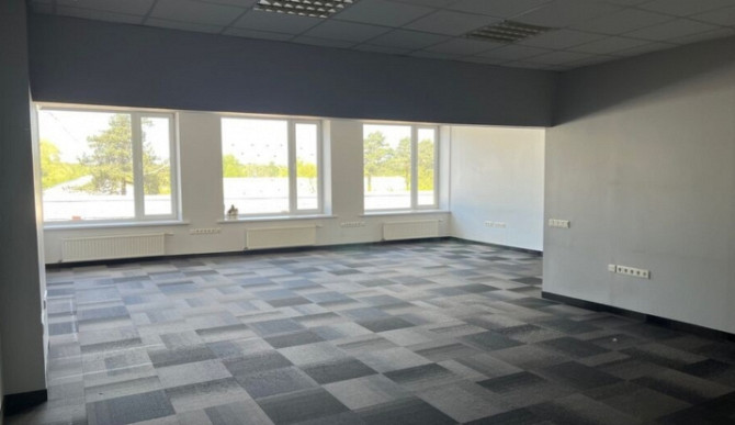 Birojs Berģu kalnā.  Plašs birojs ar vienu izolētu telpu un vienu lielo koptelpu. Rīga - foto 1