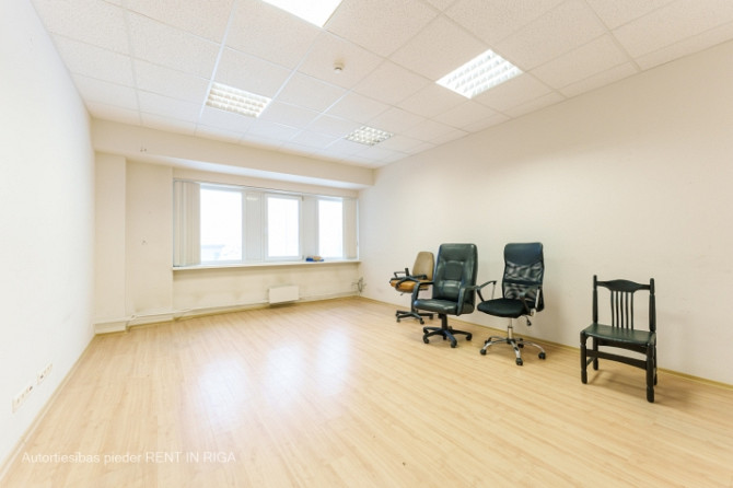 Biroja kabinets Ganību dambī 36.  + 1 telpa. + Lamināta grīda. + Ir lifts. + Koplietošanas WC gaiten Рига - изображение 1