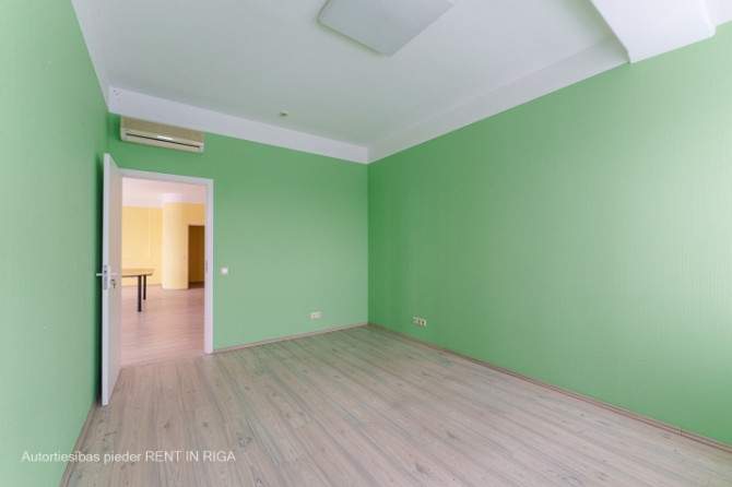 Birojs ar 3 telpām 7.stāvā Ganību dambī 36.  + 1 lielā telpa 48 kvm, 2 kabineti, katrs 14 Rīga - foto 7