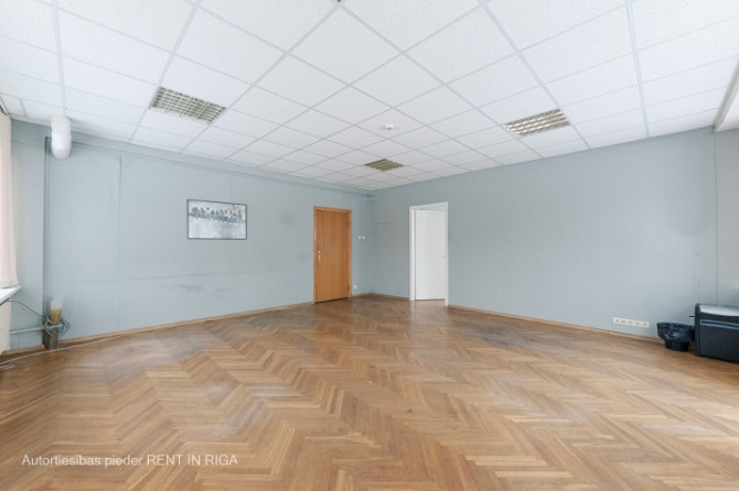 Gaišs birojs ar milzīgu terasi Ganību dambī 36.  Caurstaigājama telpa 36 kvm, izolēta Rīga - foto 2