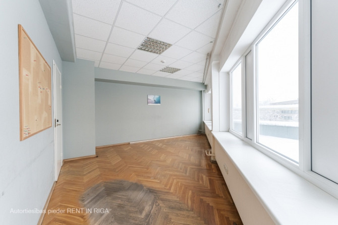 Gaišs birojs ar milzīgu terasi Ganību dambī 36.  Caurstaigājama telpa 36 kvm, izolēta Rīga - foto 4