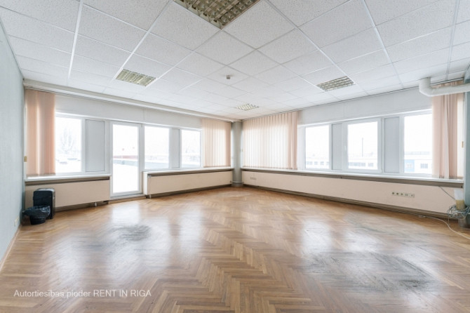 Gaišs birojs ar milzīgu terasi Ganību dambī 36.  Caurstaigājama telpa 36 kvm, izolēta Rīga - foto 1