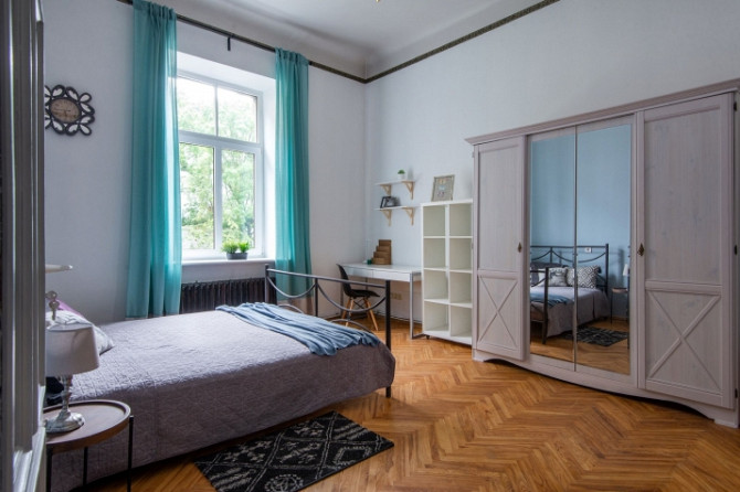 Tiek izīrēts, skaists, gaišs, 5 istabu dzīvoklis Rīgas centrā.  Visas istabas izolētas. 3 Rīga - foto 1