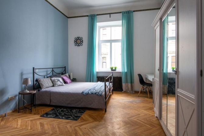 Tiek izīrēts, skaists, gaišs, 5 istabu dzīvoklis Rīgas centrā.  Visas istabas izolētas. 3 Rīga - foto 2