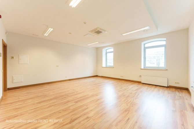 Iznomā biroju mūsdienīgā un arhitektoniski pievilcīgā biroju ēkā centrā starp Valdemāra Rīga - foto 2