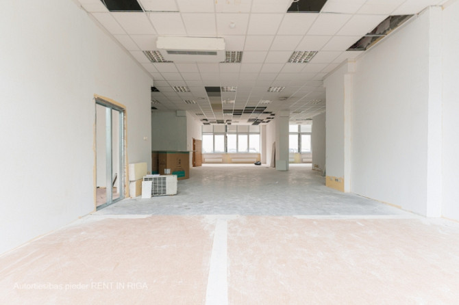Tirdzniecības/biroja telpas kravu ostas terminālā 