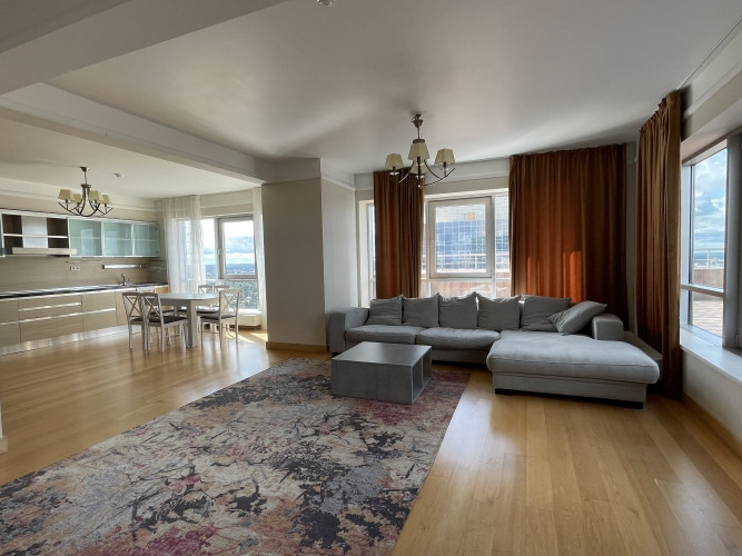 Tiek izīrēts penthaus tipa dzīvoklis ēkas 29.stāvā!  130 m2 dzīvoklī ir iekārtota: - Rīga - foto 1
