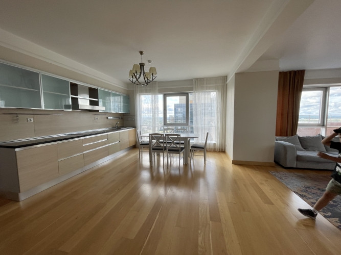 Tiek izīrēts penthaus tipa dzīvoklis ēkas 29.stāvā!  130 m2 dzīvoklī ir iekārtota: - Rīga - foto 6