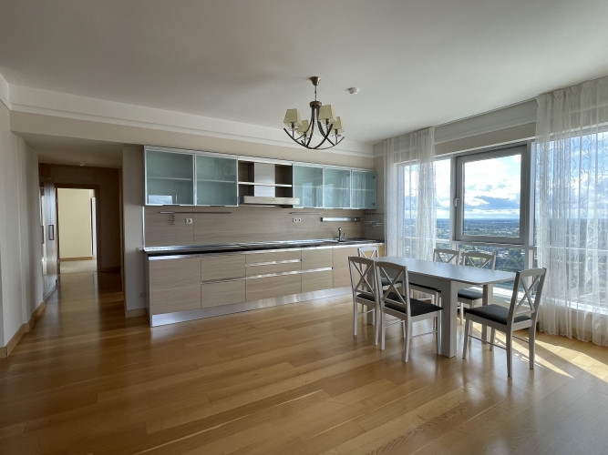 Tiek izīrēts penthaus tipa dzīvoklis ēkas 29.stāvā!  130 m2 dzīvoklī ir iekārtota: - Rīga - foto 4