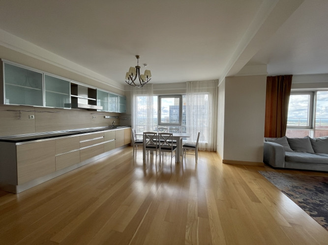 Tiek izīrēts penthaus tipa dzīvoklis ēkas 29.stāvā!  130 m2 dzīvoklī ir iekārtota: - Rīga - foto 8