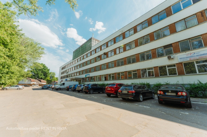 Pārdod 4 stāvu biroju ēku ar zemi 0.6350 ha.  Īpašumā ietilpst: (C) Buļļu iela 70a - parks Rīga - foto 1