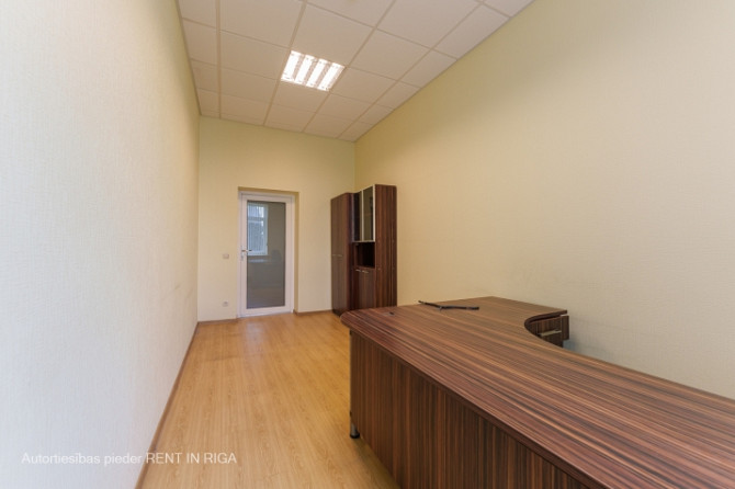 Iznomā dažāda izmēra nesen remontētas biroja telpas.  Var izvēlēties vairākus kabinetus Rīga - foto 2