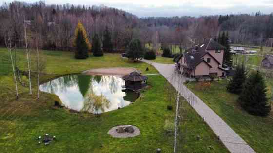 Pārdošanā fantastisks īpašums Līgatnē.   Uz vērienīgā 1.95 ha zemesgabala ierīkota 3- stāvu privātmā Sigulda