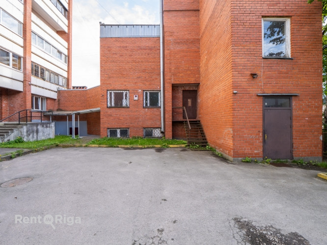 Multifunkcionāla ēka ar zemi.  Pārdodas 4 stāvu ēka, kurā atrodas Vesko veikals, frizētava, Rīga - foto 2