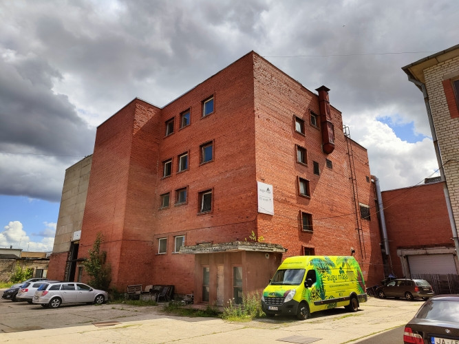 Iznomā renovējamas biroju telpas.  Ilgtermiņā iznomā 3 stāvus no 4 administratīvajā ēkā Rīga - foto 1