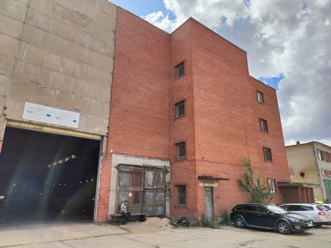 Iznomā renovējamas biroju telpas.  Ilgtermiņā iznomā 3 stāvus no 4 administratīvajā ēkā Rīga - foto 3