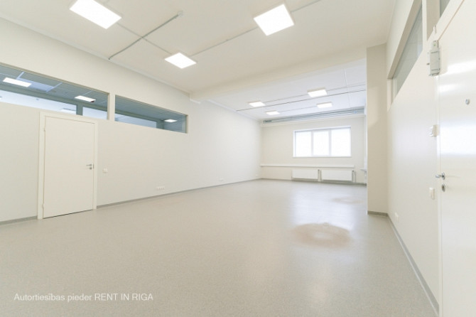 Svaigas telpas ar izlietni renovētā būvē Juglā, Brīvības gatvē 403.  Telpas var pielāgot Rīga - foto 1