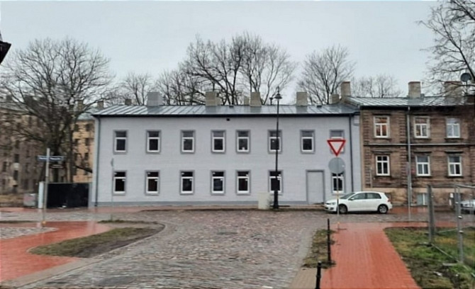 Tiek pārdota 2 stāvu ēku ar pagrabu. Ēka 590 m2 pēc ārējās renovācijas. Zemesgabals 1022 Rīga - foto 1
