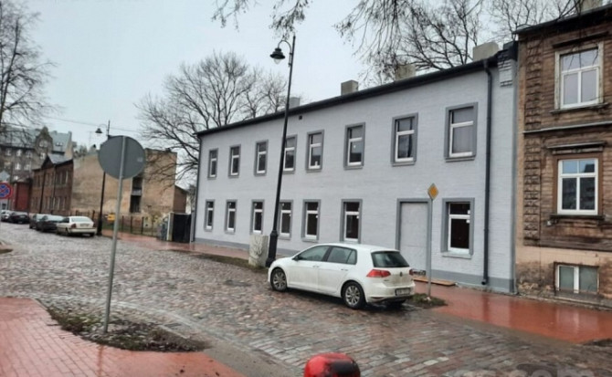 Tiek pārdota 2 stāvu ēku ar pagrabu. Ēka 590 m2 pēc ārējās renovācijas. Zemesgabals 1022 Rīga - foto 2