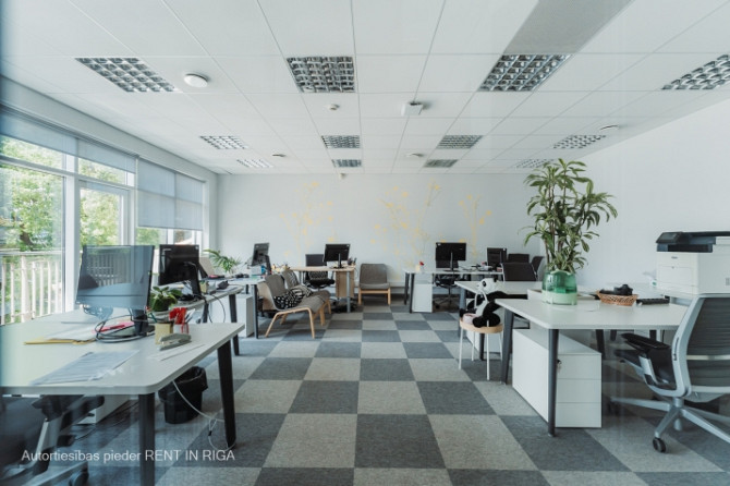Tiek iznomātas gaišas biroja telpas Rīgas klusajā centrā. Birojs ar palīgtelpām 177,3 m2. Rīga - foto 3