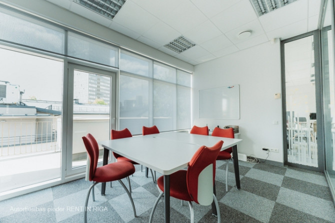 Tiek iznomātas gaišas biroja telpas Rīgas klusajā centrā. Birojs ar palīgtelpām 177,3 m2. Rīga - foto 2