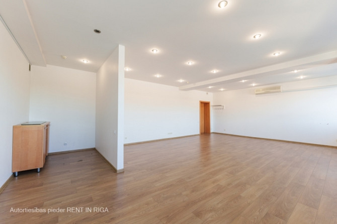 Biroja telpas biznes centrā 