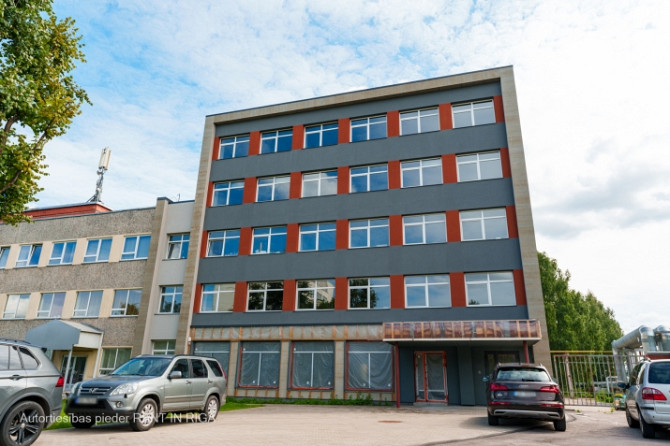 Birojs renovētā ēkā Pļavniekos. 10 EUR/m2+ PVN, kuros iekļauti visi komunālie maksājumi. Rīga - foto 1