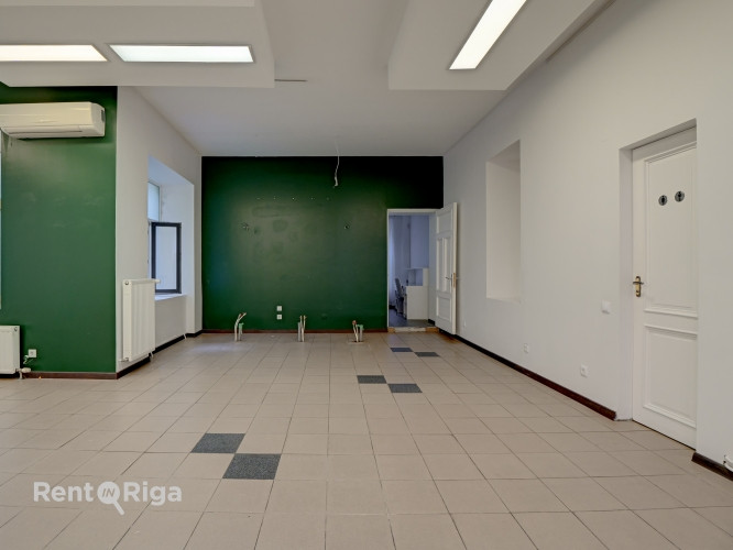 Gaišas telpas divos stāvos ar lieliem skatlogiem.  Iepriekš telpās atradās frizētava. Ir Rīga - foto 8