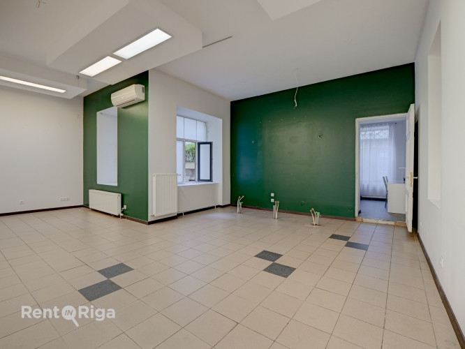 Gaišas telpas divos stāvos ar lieliem skatlogiem.  Iepriekš telpās atradās frizētava. Ir Rīga - foto 7