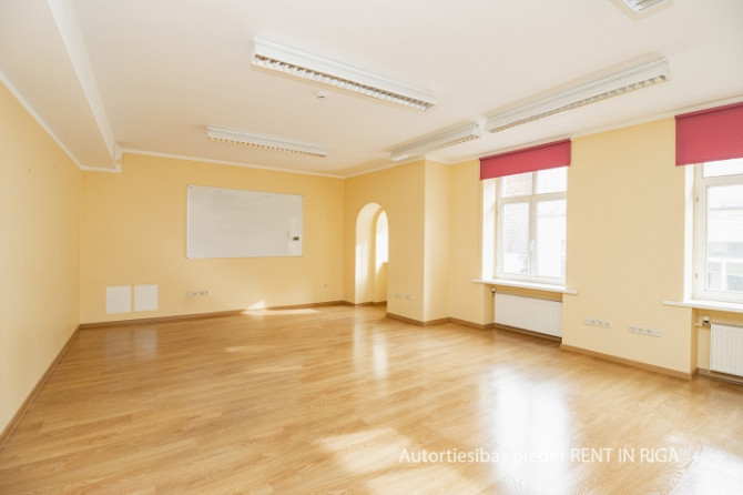 Birojs ar kabinetu plānojumu prestižā un sakoptā namīpašumā Vecrīgā.  Ērta piebraukšana Rīga - foto 1