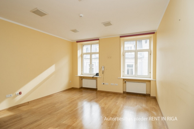 Birojs ar kabinetu plānojumu prestižā un sakoptā namīpašumā Vecrīgā.  Ērta piebraukšana Rīga - foto 3