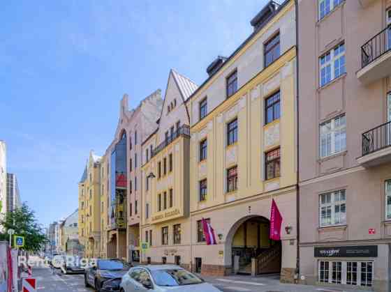 Apartment for sale on Skolas Street 22 with a fantastic balcony facing Skolas Street.  The apartment Rīga