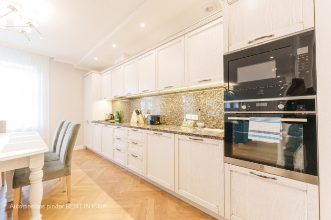 Piedāvājam īrēt ekskluzīvus trīs istabu apartamentus Rīgas centrā, jaunā rekonstruētā Rīga - foto 4