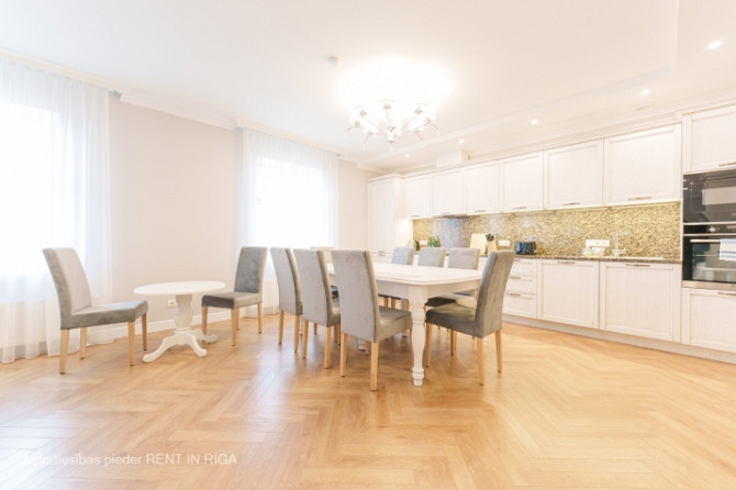 Piedāvājam īrēt ekskluzīvus trīs istabu apartamentus Rīgas centrā, jaunā rekonstruētā Rīga - foto 3
