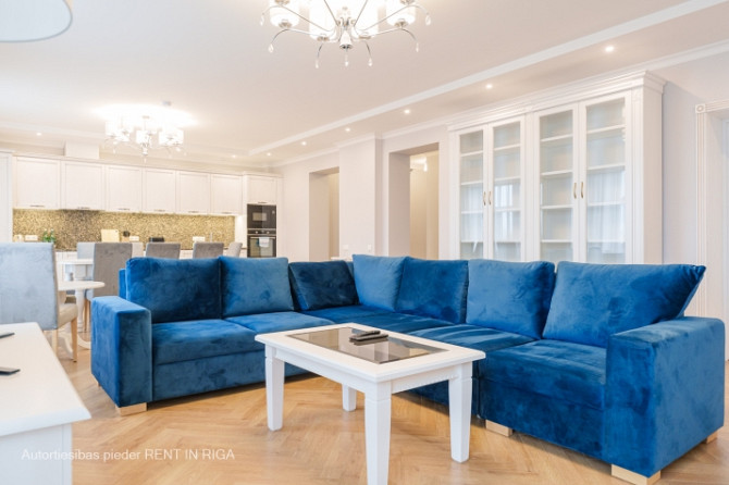 Piedāvājam īrēt ekskluzīvus trīs istabu apartamentus Rīgas centrā, jaunā rekonstruētā Rīga - foto 1
