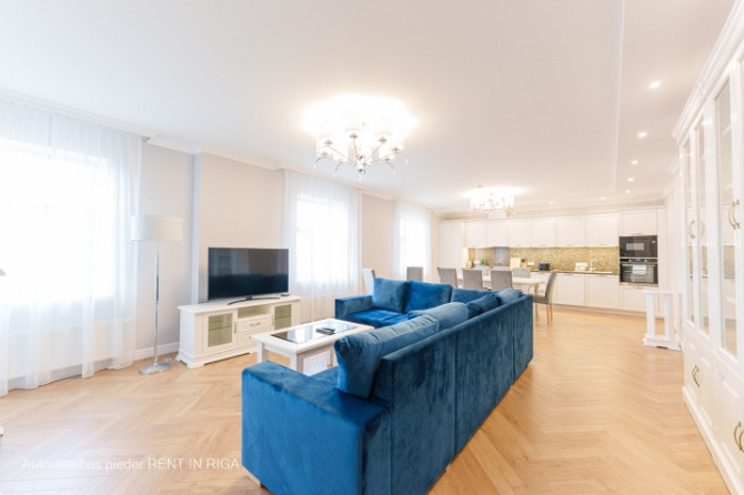 Piedāvājam īrēt ekskluzīvus trīs istabu apartamentus Rīgas centrā, jaunā rekonstruētā Rīga - foto 2