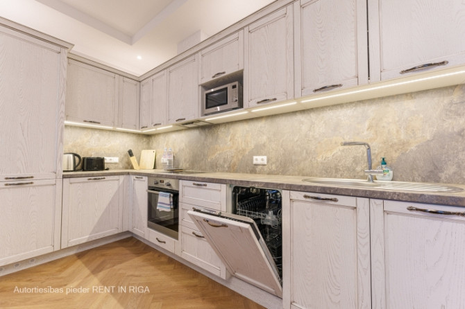 Piedāvājam ekskluzīvus, mēbelētus trīs istabu apartamentus Rīgas centrā, jaunā Rīga - foto 8