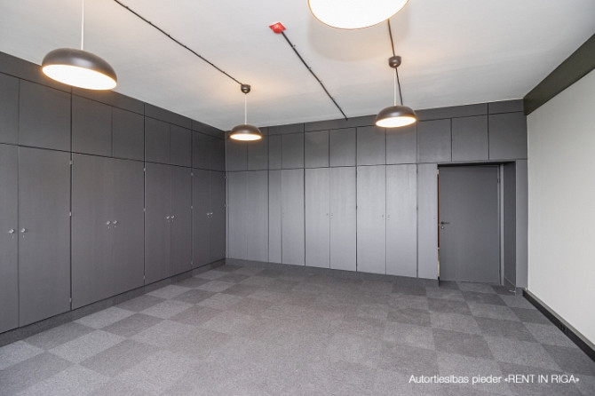 Birojs Pļavniekos.  Lifts. WC koplietošanas koridorī. Pilsētas apkure. Autostāvvieta. Rīga - foto 2