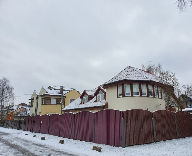 Lieliska iespēja iegādāties privātmāju klusajā, mierīgajā un zaļajā privātmāju rajonā- Rīga - foto 1