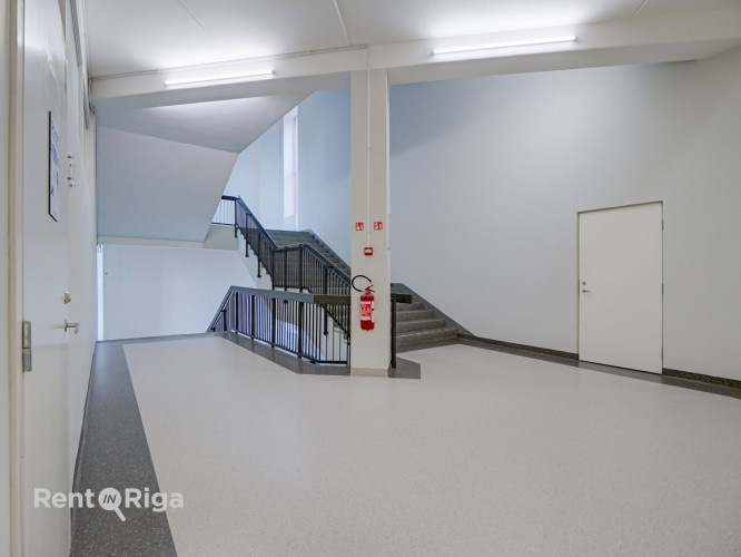 Svaigas telpas renovētā būvē Juglā, Brīvības gatvē 403.  Telpas var pielāgot birojam, Rīga - foto 5