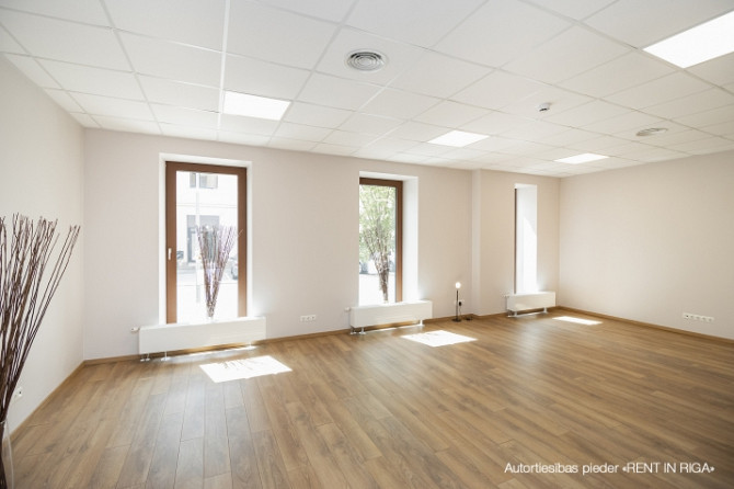 Ofisa telpas  Rīgas centrā, jaunā rekonstruētā projektā Pērnavas ielā. Telpas ir aprīkotas Rīga - foto 1