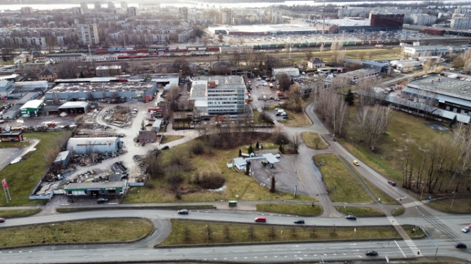 Tiek pārdota 7 stāvu administratīvā ēka ar kopējo platību 3273 m2. Zeme 3485 m2. Daļā no Rīga - foto 3