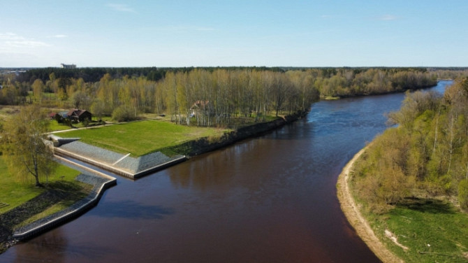 Apbūves gabals ainaviskā vietā blakus Gaujas upei ar savu individuālu kanālu, kurš ietek Ādažu novads - foto 2