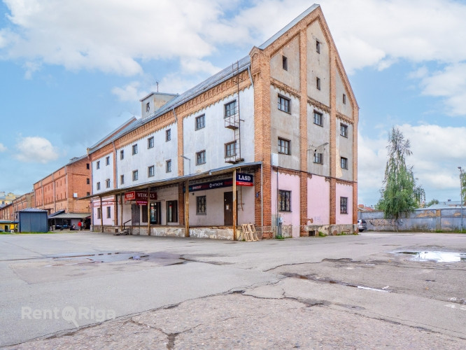 Tiek pārdota atsevišķi stāvoša ēka ar zemi īpašumā.  Ir Būvvaldē saskaņots projekts par Rīga - foto 2
