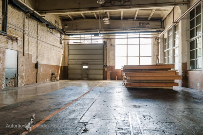Plaša telpas ražošanai vai noliktavai.  + Sakopta, iežogota, asfaltēta un apsragāta Rīga - foto 7