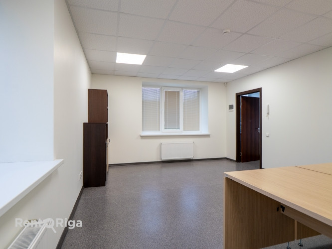 Izīrē biroju ēku Iļģuciemā.  Kopējā ēkas platība 1500 m2. 1. stāva platība 462m2;  2. Rīga - foto 7