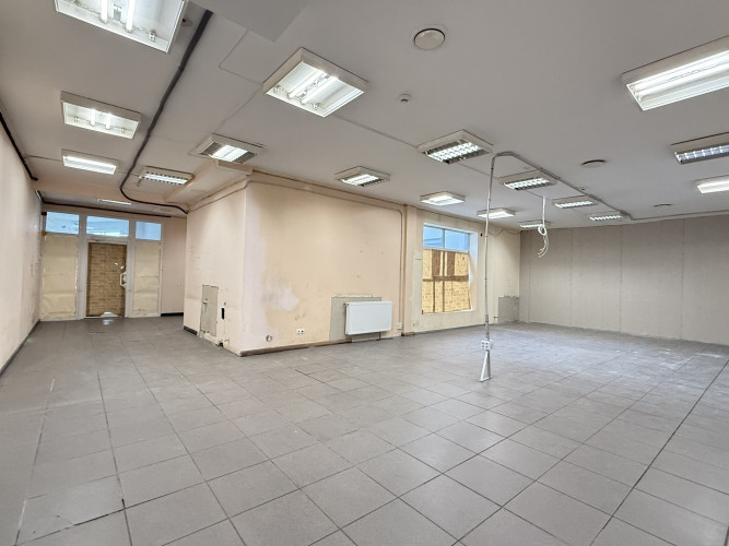 Telpas nelielai ražošanai, veikalam vai citai nodarbei.  Renovēta multifunkcionāla ēka Rīga - foto 1