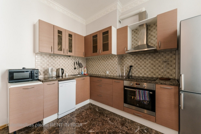 Piedāvājumā plašs 4 istabu dzīvoklis kapitāli renovētā ēkā pašā Rīgas centrā. Māja Rīga - foto 4