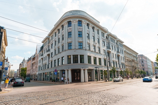 Piedāvājumā plašs 4 istabu dzīvoklis kapitāli renovētā ēkā pašā Rīgas centrā. Māja Rīga - foto 1
