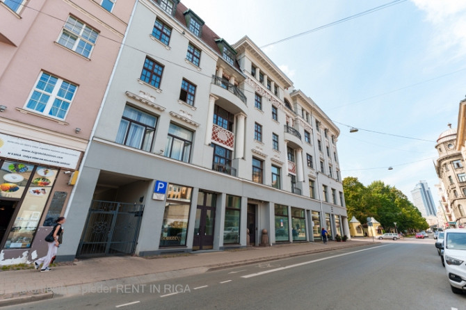 Piedāvājumā plašs 4 istabu dzīvoklis kapitāli renovētā ēkā pašā Rīgas centrā. Māja Rīga - foto 2